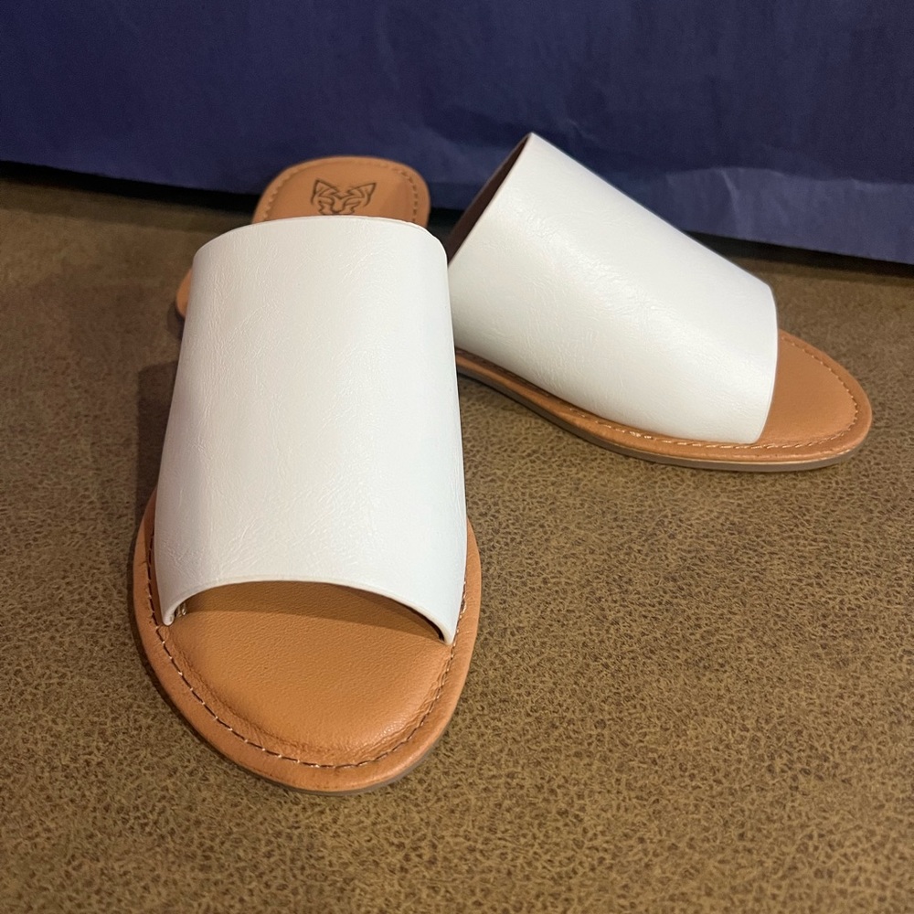 NWT Beast Fashion White Leather Slides - Picture 2 of 2